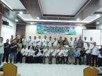 Asisten II Sekdakab Aceh Besar, M. Ali, S.Sos., M.Si dan Kepala DLH Aceh Besar, Muwardi, S.H melakukan foto bersama dengan pemateri dan peserta FGD RPPLH
