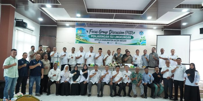 Asisten II Sekdakab Aceh Besar, M. Ali, S.Sos., M.Si dan Kepala DLH Aceh Besar, Muwardi, S.H melakukan foto bersama dengan pemateri dan peserta FGD RPPLH