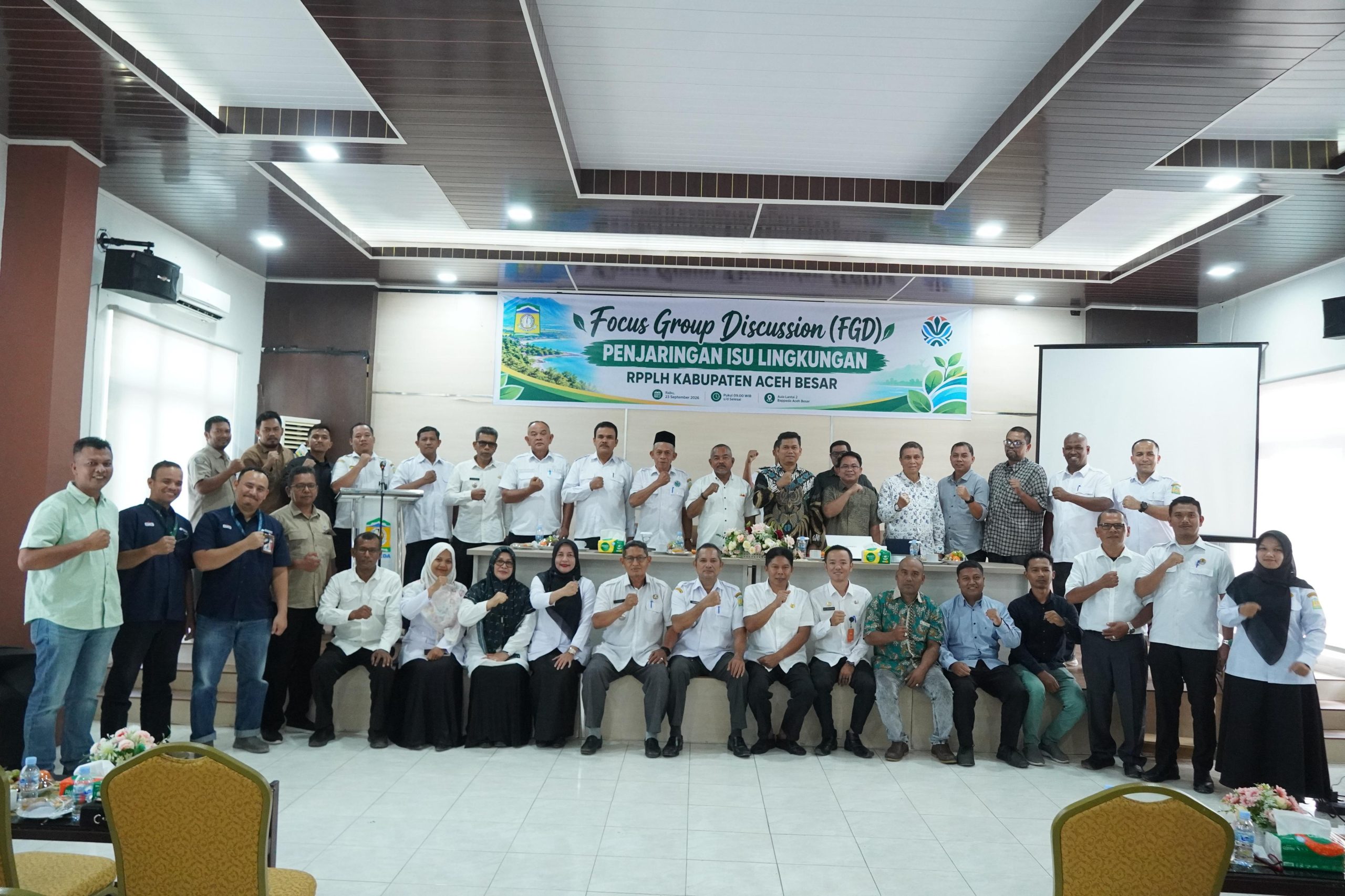 Asisten II Sekdakab Aceh Besar, M. Ali, S.Sos., M.Si dan Kepala DLH Aceh Besar, Muwardi, S.H melakukan foto bersama dengan pemateri dan peserta FGD RPPLH